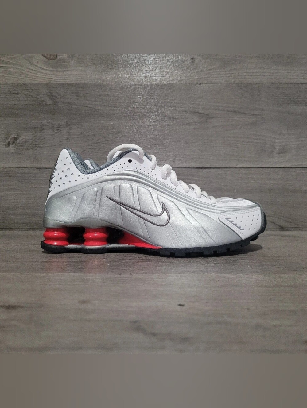 2019 Nike Shox R4 Metallic Silver Comet Red BV1111-100 Size 4y Youth